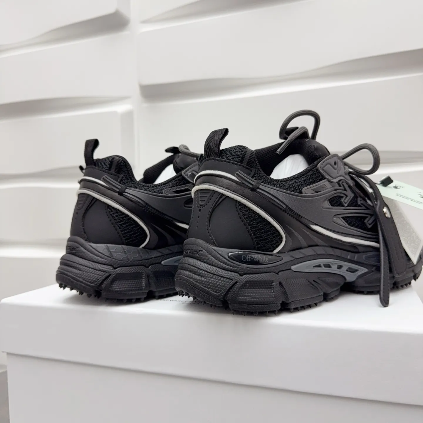 【off- white】P: 720💰Couple style👫, Size: 35-44 (Male 38.45.46 custom-made) High-quality version👊"Out of office" series original mold opening, original lasting, production process 1:1 original version ➰OFF GREY) OFF-WHITE Be Right Back Couple style👫Round toe lace-up arrow pattern low-top lifestyle casual shoes green. A running shoe called the "Be Right Back" sneaker. The design of this sneaker is inspired by Japanese sports aesthetics and craftsmanship, with running performance and principles at its core.